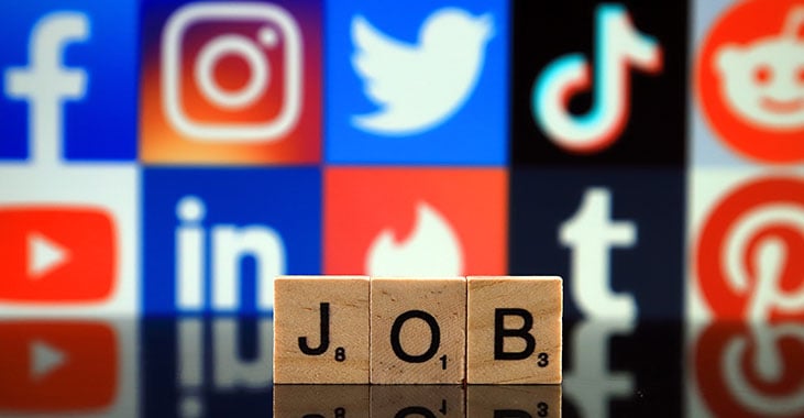 Scrabble-Steine mit „JOB“ vor Social Media Icons – Symbolbild für Jobsuche über soziale Netzwerke