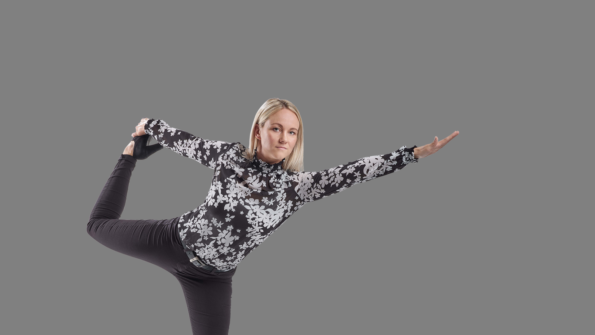 Mitarbeiterin Jessica in Yoga Pose